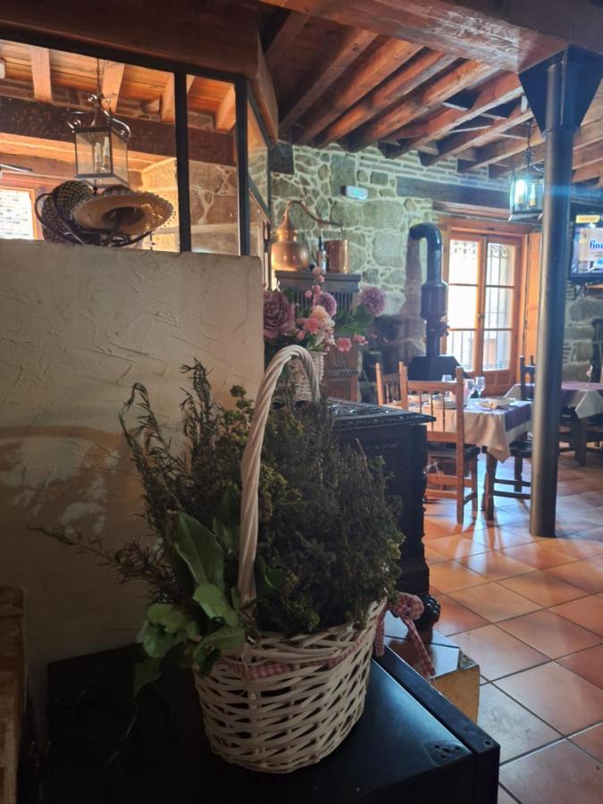 Hostal El Patio Restaurante San Bartolomé de Pinares Exterior foto