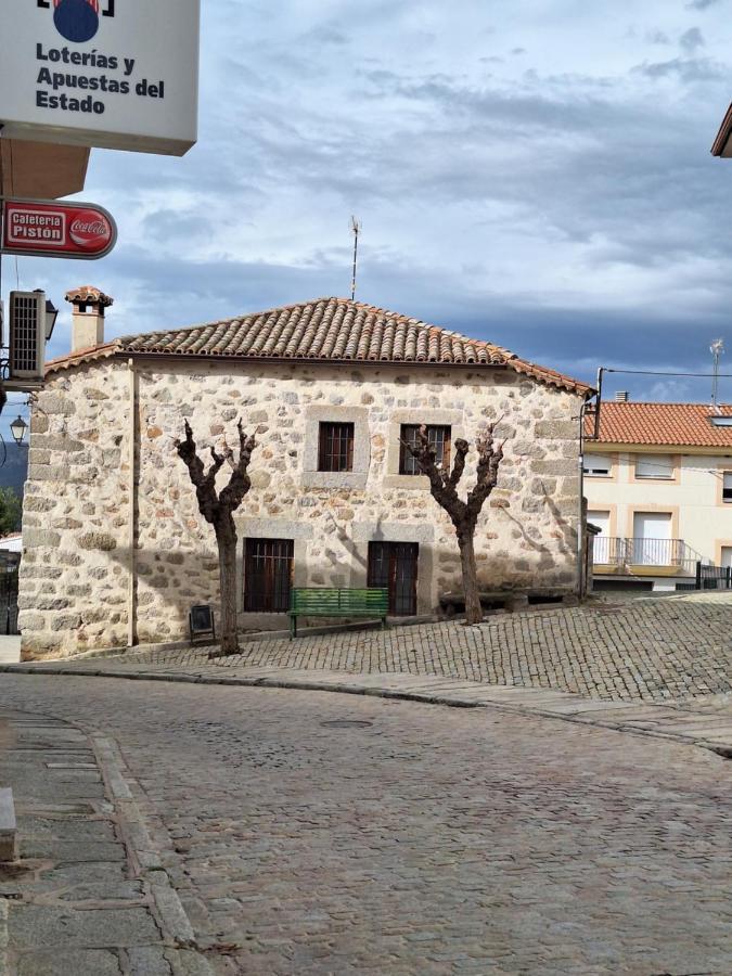 Hostal El Patio Restaurante San Bartolomé de Pinares Exterior foto